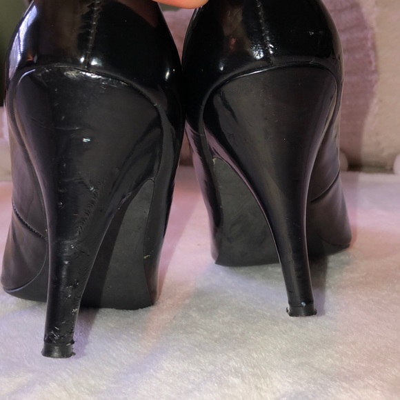 Black patent round-toe heel; Fergalicious Utopia - Picture 5 of 8